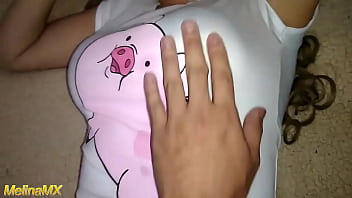 Encuentro a mi hermanastra en pijama y me la cojo antes de