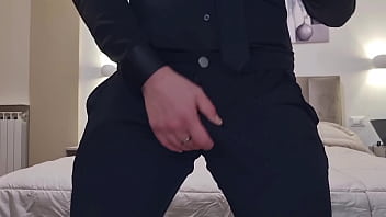 Abito nero elegante sega lunga mezz'ora e un enorme carico di sperma cazzo grosso bagnato in primo piano e gemiti con schizzata forte finale