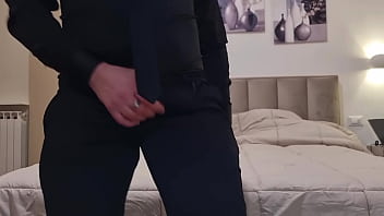 Abito nero elegante sega lunga mezz'ora e un enorme carico di sperma cazzo grosso bagnato in primo piano e gemiti con schizzata forte finale