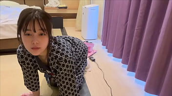 バイト着をきたまま、バイトから家に帰宅してそのままお風呂に入らずピストンオナニーをする女子大生。