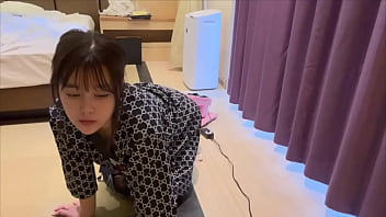 バイト着をきたまま、バイトから家に帰宅してそのままお風呂に入らずピストンオナニーをする女子大生。