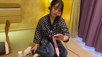 バイト着をきたまま、バイトから家に帰宅してそのままお風呂に入らずピストンオナニーをする女子大生。