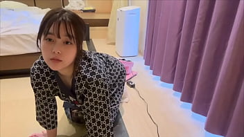 バイト着をきたまま、バイトから家に帰宅してそのままお風呂に入らずピストンオナニーをする女子大生。