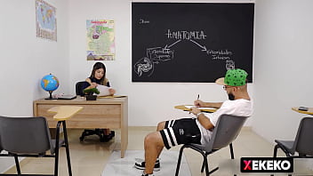 Profesora pervertida da clases de anatomia con su cuerpo a su alumno de verga gruesa