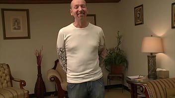 A porn casting manager looks for the men with big dicks for the next productions and she definitely just found one