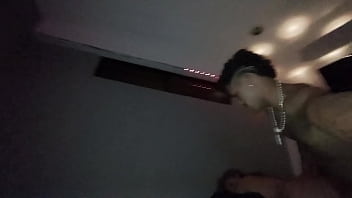 Viene mi culona vecina a visitarme a mi casa como estamos solos le propongo follar rico y termino metiendole mi enorme y rica polla en su apretado culo hasta darle toda mi rica leche