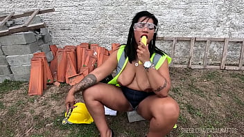 Trabalho e tesão a masturbação selvagem da arquiteta em plena obra