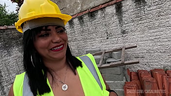 Trabalho e tesão a masturbação selvagem da arquiteta em plena obra