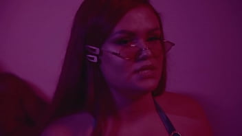 Cantora gostosa rodeada de caralhos em orgia