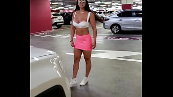 Kalena mitrak brincando no estacionamento do shopping de saia curta