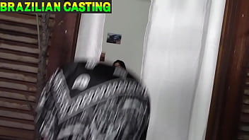 Jardineiro arrumando plantinhas mas acaba vendo a moradora gostosa convida fuder sua plantinha