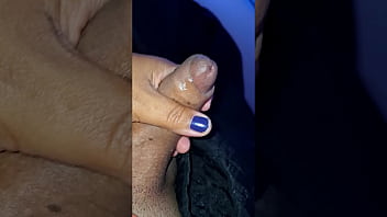 Ela tava só de blusa e toca mas com a bucetinha de fora ficou facinha pra rola entrar