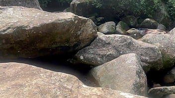Deusa de ébano dando a bucetinha em público na cachoeira