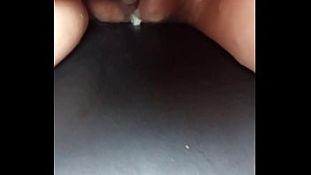 Moglie incinta si eccita e sborra come una troia