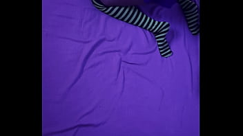 Atrapada masturbandose por compañero de cuarto