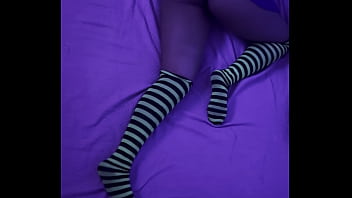 Atrapada masturbandose por compañero de cuarto