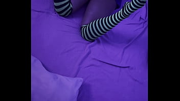 Atrapada masturbandose por compañero de cuarto