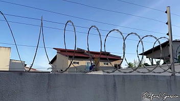 Peguei minha vizinha gostosa brincando em seu quintal com uma máquina de sexo drii cordeiro