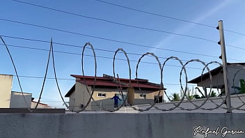 Peguei minha vizinha gostosa brincando em seu quintal com uma máquina de sexo drii cordeiro