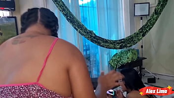 Fui chamado para ajudar em um trabalho de faculdade e transei com as duas safadas ate cú eu comi da piranha