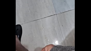 Meu mini pau esquentando e gozando