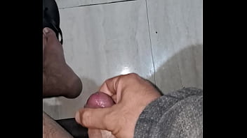 Meu mini pau esquentando e gozando