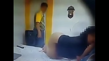 Una esposa infiel trata de seducir al técnico de tv