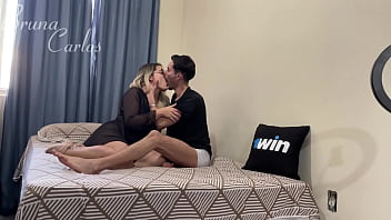 Corno foi trabalhar e rolou sexo gostoso com vizinho