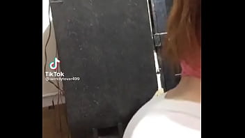 Chica de tk tk con el culo grande