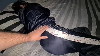 Hermoso culo de esta joven me deja eyacular adentro de ella mientras le exprimo sus enormes tetas lactantes