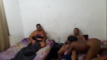 Duas amigas dividindo o coroa