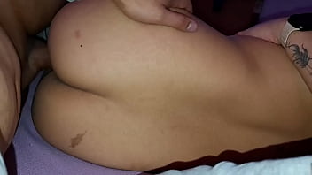 Pov hermanastra cachonda se acuesta en mi cama y pide sexo sin control