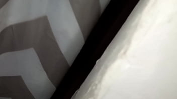 La madrastra joven tiene relaciones sexuales con su yerno la fotografió y la traicionó haciéndose pasar por su marido