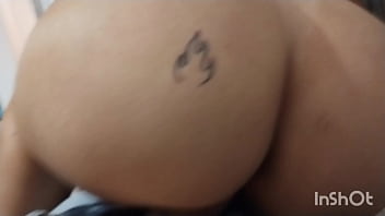 Ruiva brincando no sofá chupando e levando rola na buceta e ganha leitinho