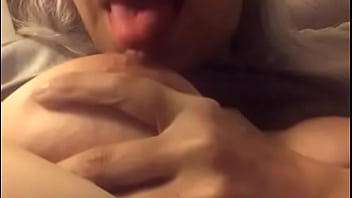 Latina mamando su pezon