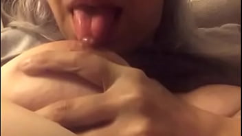 Latina mamando su pezon