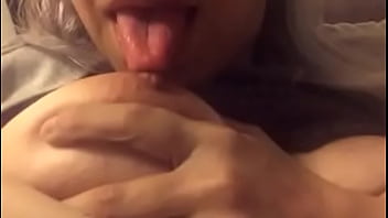 Latina mamando su pezon