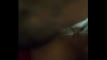 Lamiendome el culo y me burbujea la chepa