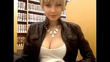 Teen masturbandose en la biblioteca