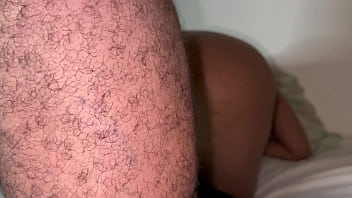 Leitando o cuzinho da rainha dos pezinhos