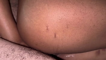 Leitando o cuzinho da rainha dos pezinhos