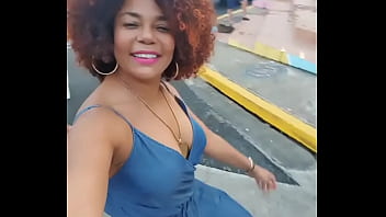 Famosa influence madura dominicana se le sale una teta en publico Famosa influence madura dominicana se le sale una teta en publico