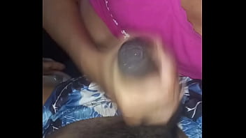 Meia irmã chupa pau e depois beija namorado gosada