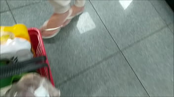 Loirinha teen no mercado amadora mostrando os pezinhos com unhas bem feitinhas