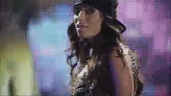 Anitta rebolando ate o chão