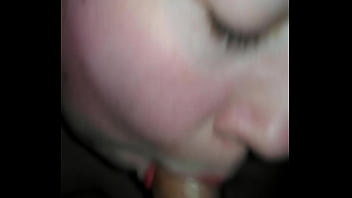 Сосёт член мужику малолетка