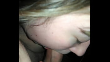 Сосёт член мужику малолетка