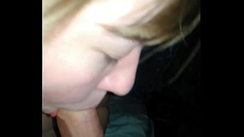 Сосёт член мужику малолетка