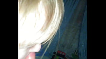 Сосёт член мужику малолетка