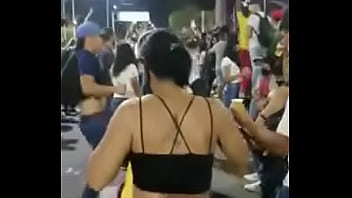 Chica sale a protestar en hilo dental a la calle Chica sale a protestar en hilo dental a la calle